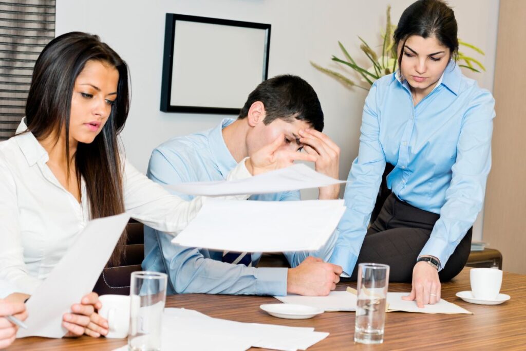 reconnaitre un Collègue faux gentil au travail