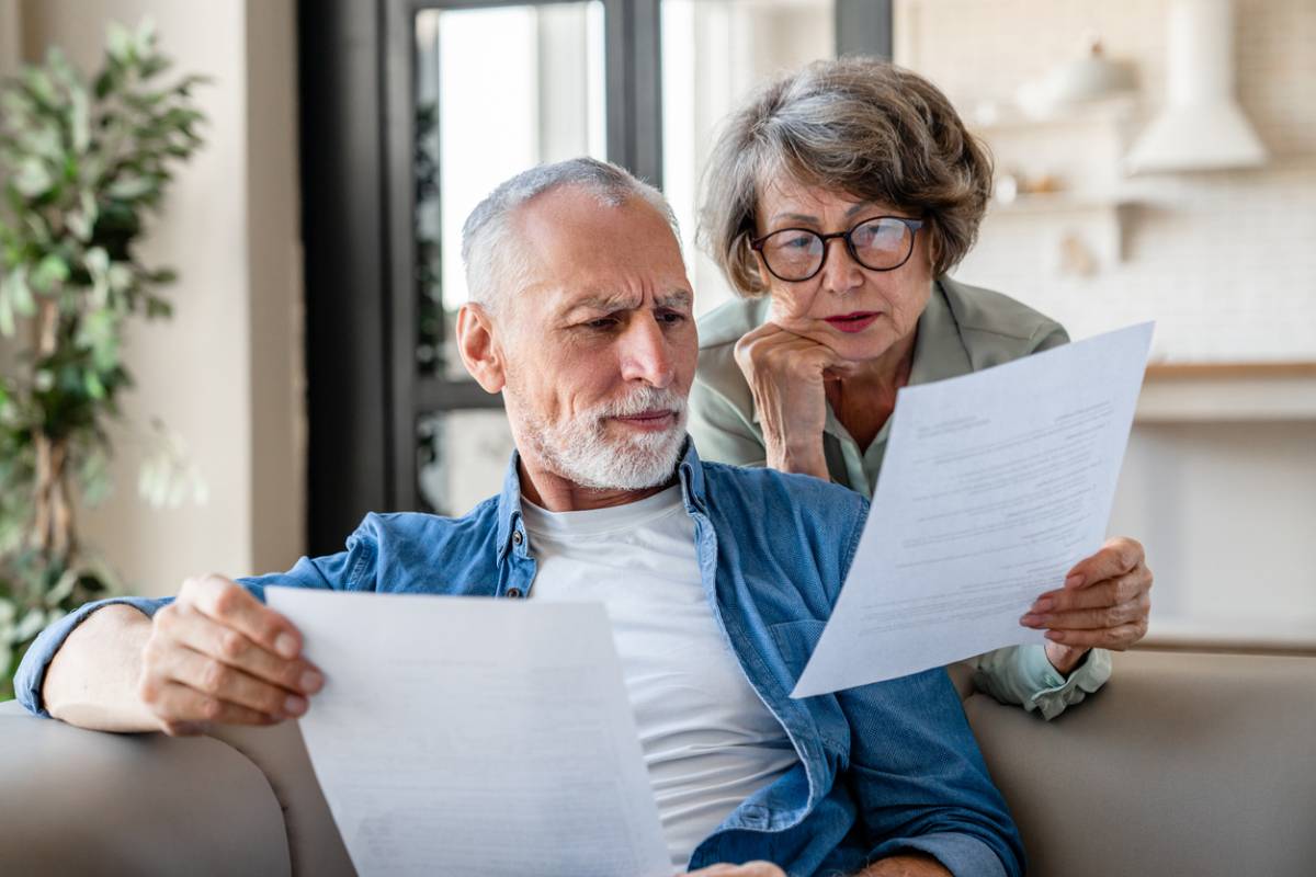deux séniors qui lisent des papiers mutuelles